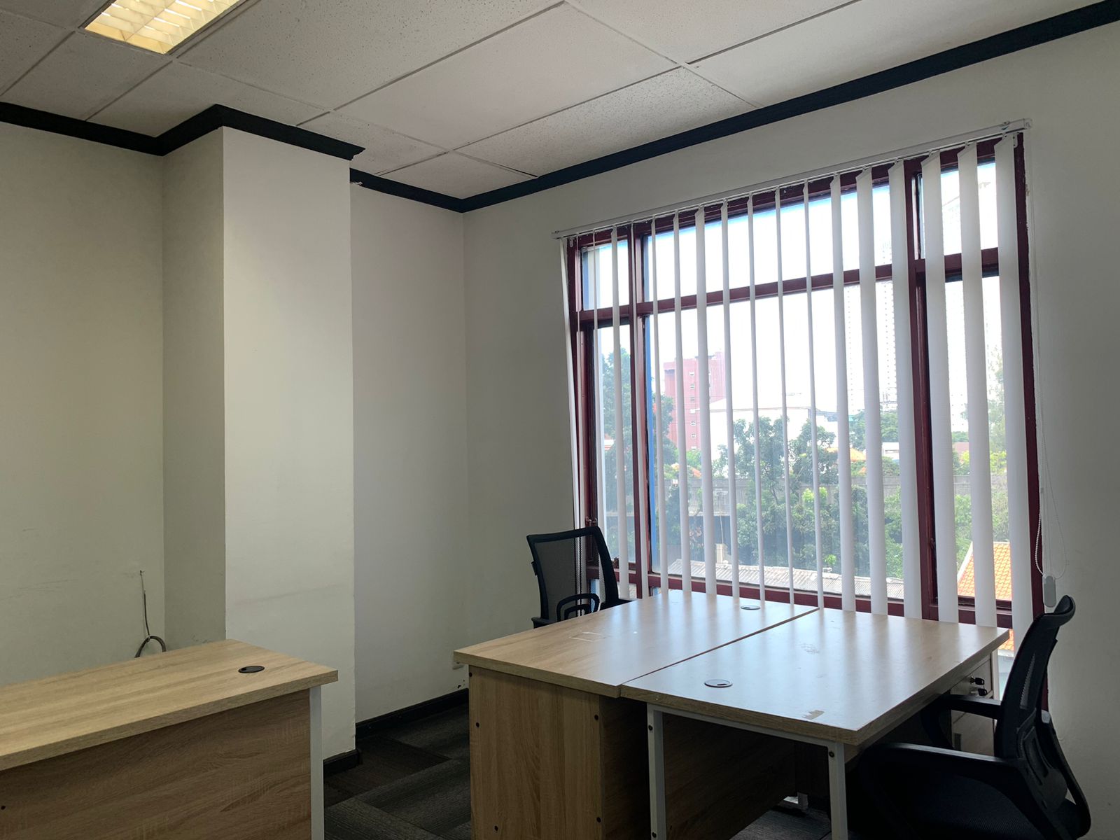 Serviced office Arvahub dengan meja kerja dan jendela besar
