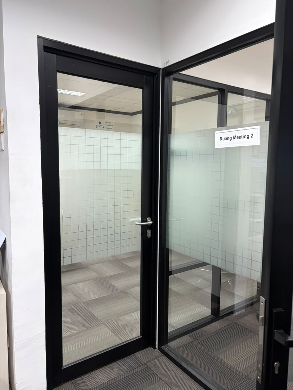 Pintu dan partisi kaca menuju ruang meeting